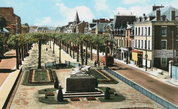 L'avenue Marx Dormoy avec la statue inaugurée en 1948