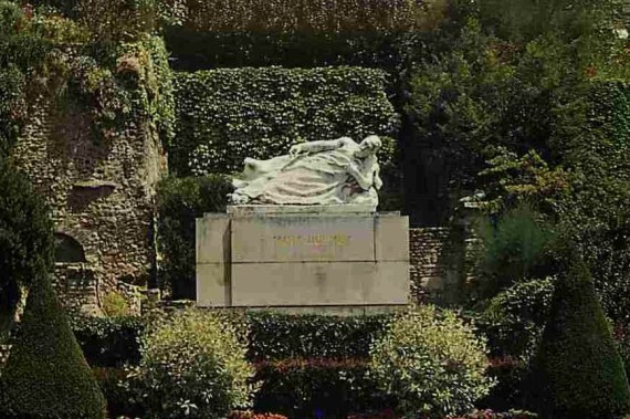statue-dormoy-au-pied-du-chateau