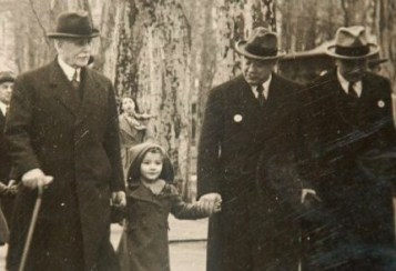 Pierre-Victor Léger et le maréchal Pétain tenant une fillette par la main