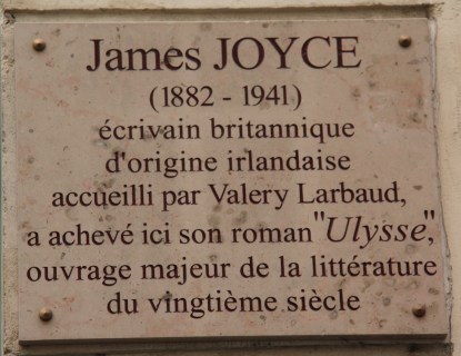 plaque commémorative apposée à l’entrée d’un immeuble dans la rue du Cardinal Lemoine: